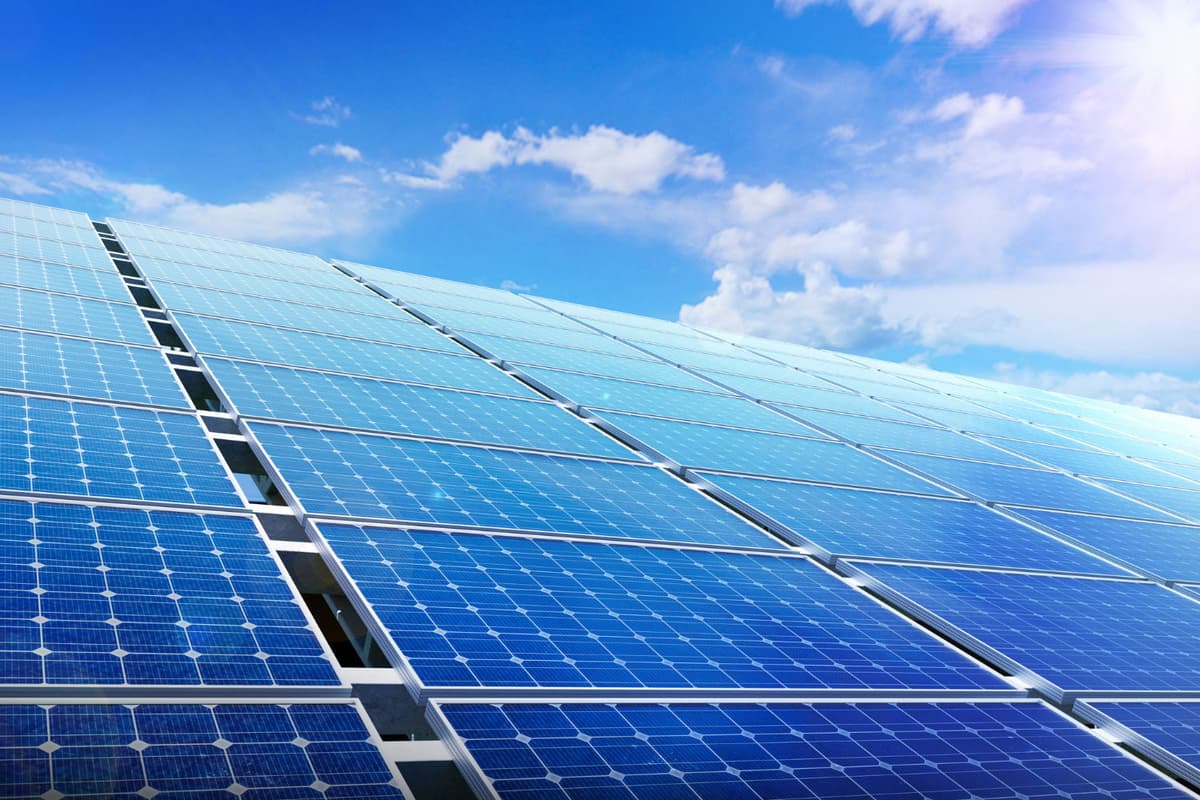 Painéis solares gerando economia